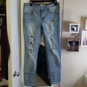 Juniors SO destructed jegging